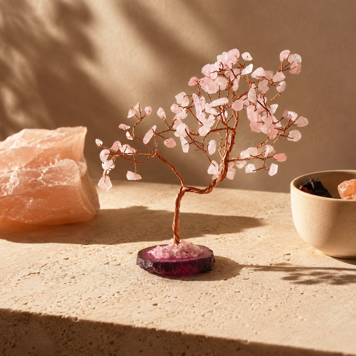 Arbre de gemmes en quartz rose, socle d’agate, 100 pierres