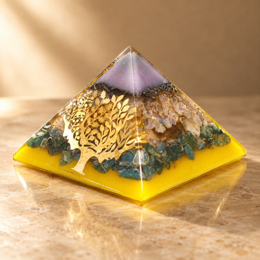 Pyramide d’orgonite gemmes chakra et arbre 70 mm