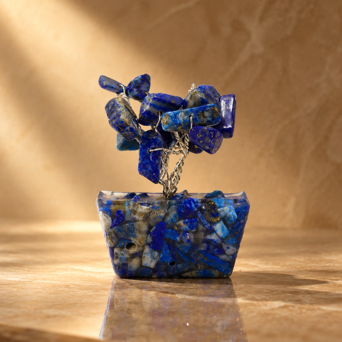 Mini arbre en sodalite, socle orgonite, 15 pierres