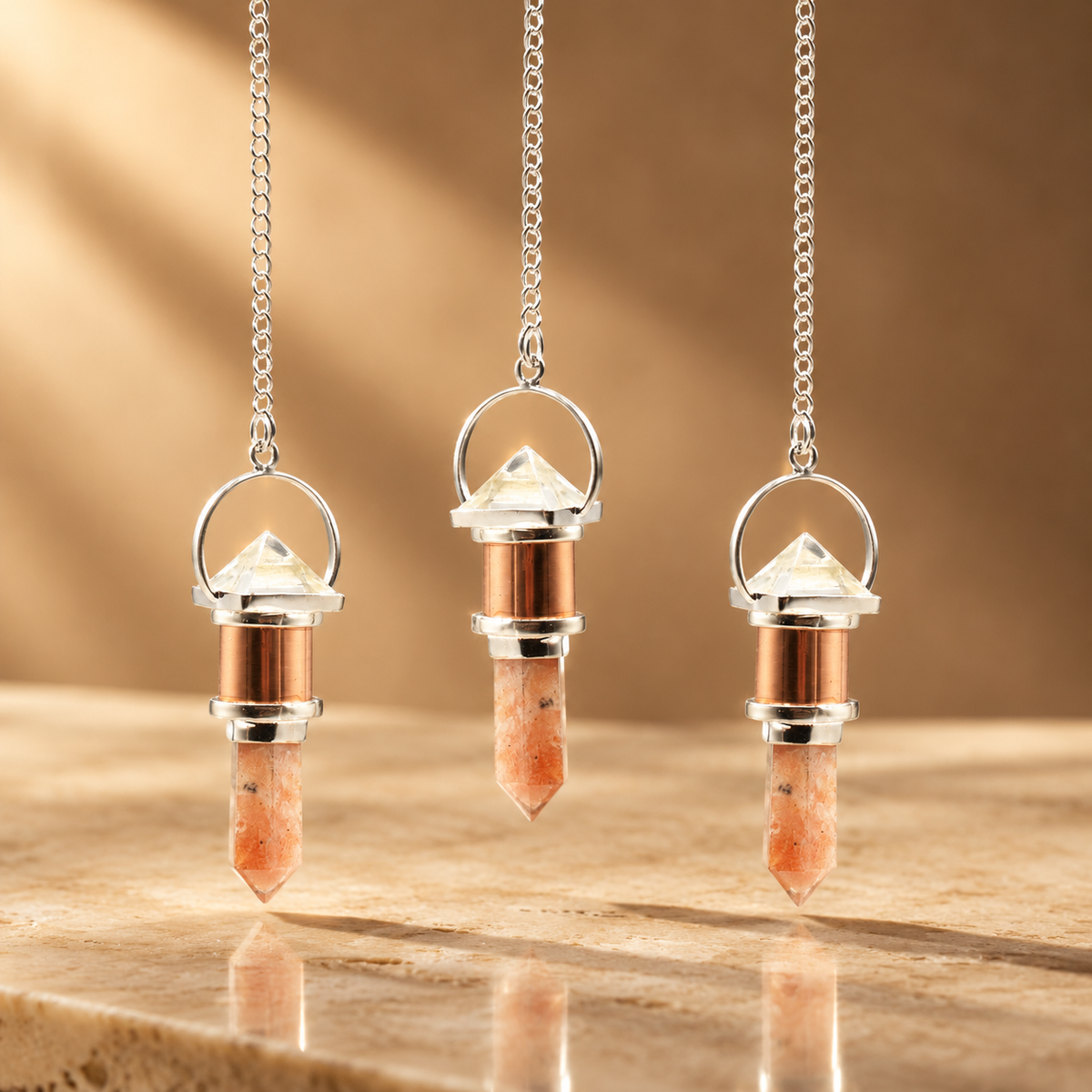 Pendule La Chambre lunaire, cuivre et pierre de soleil