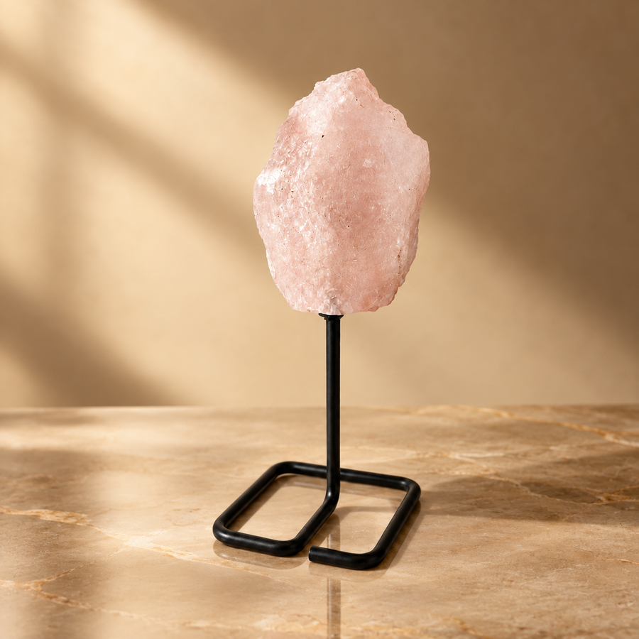 Spécimen sur socle métallique en quartz rose